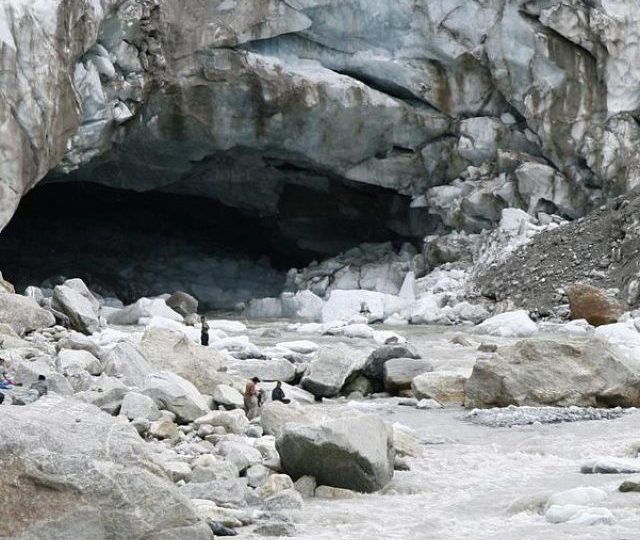 1200px-View_of_Gaumukh